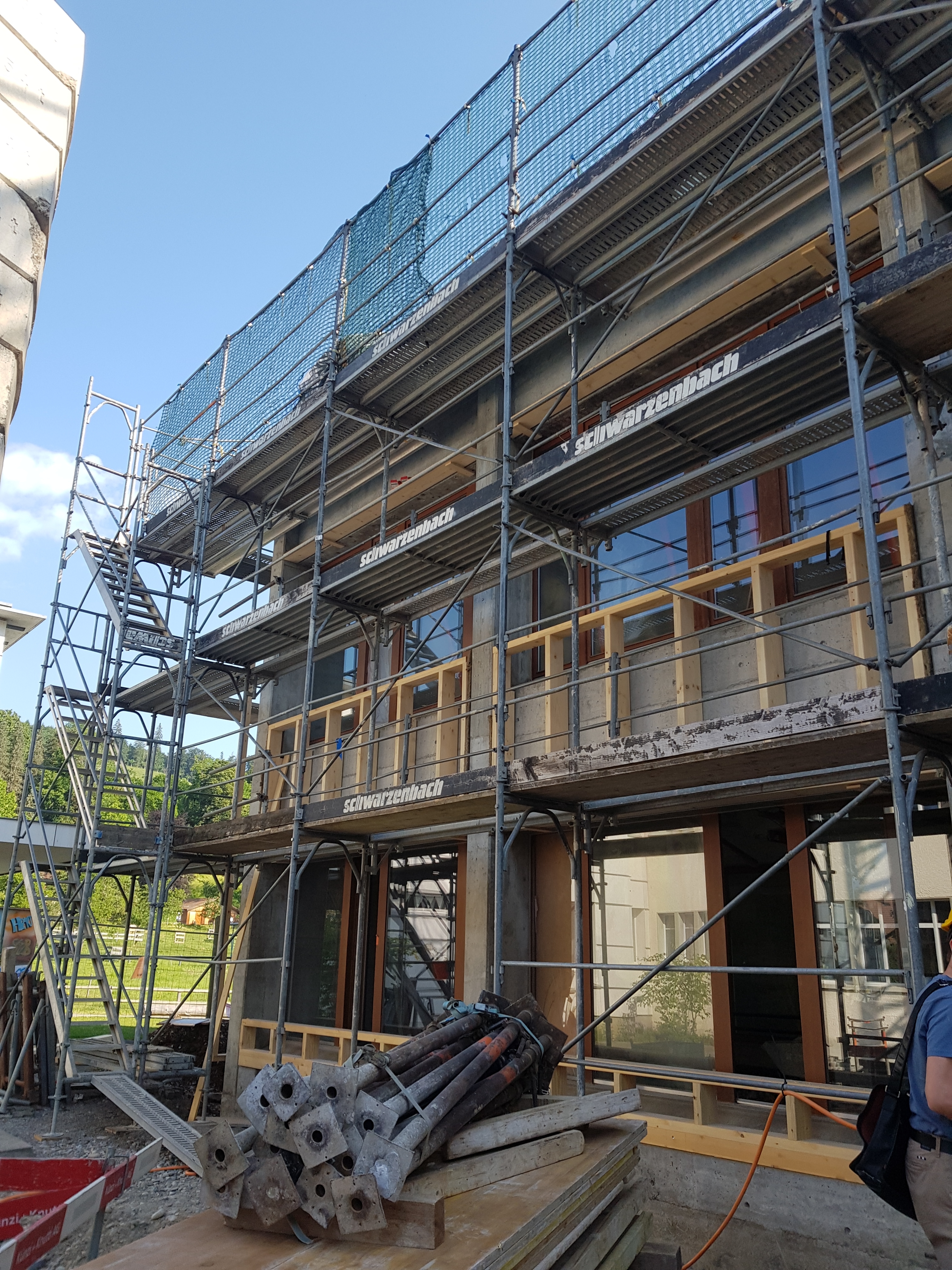 Bei der Sanierung und Erweiterung der Mehrzweckanlage Gerzensee dürfen wir unsere Fenster, Fenstersystem Eiger Pollux und bei der Turnhalle die Festverglasung Windura Classic liefern und einbauen.